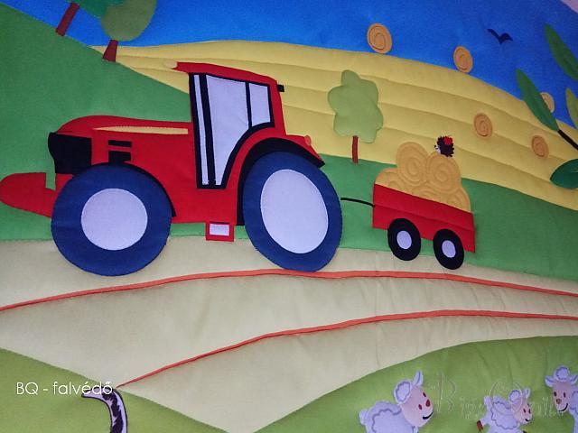 BQ gyermekfalvédő traktorral szalmabálákkal