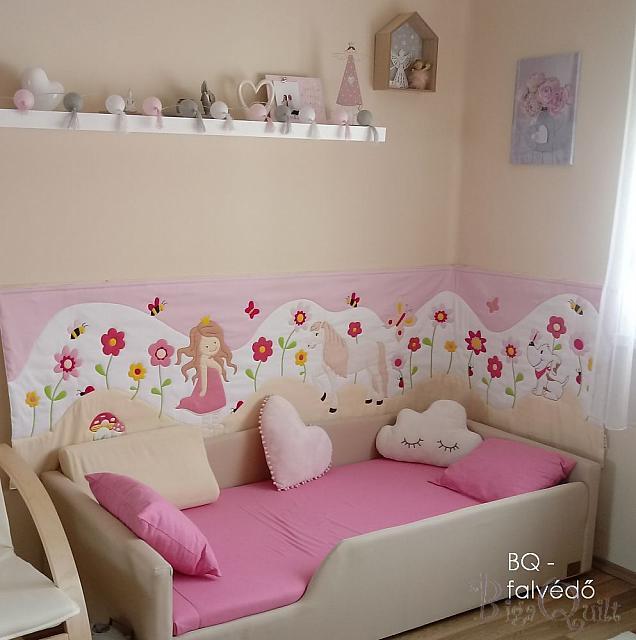 Kislányos, virágos rózsaszín bézs faliszőnyeg pasztell lányszobába ágy mellé