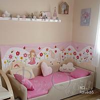 Kislányos, virágos rózsaszín bézs faliszőnyeg pasztell lányszobába ágy mellé