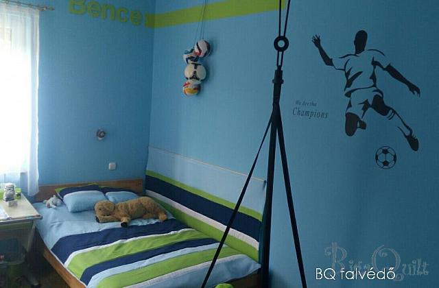 Bence csíkos kollekciója ágytakaró és falvédő kék-zöld szobába